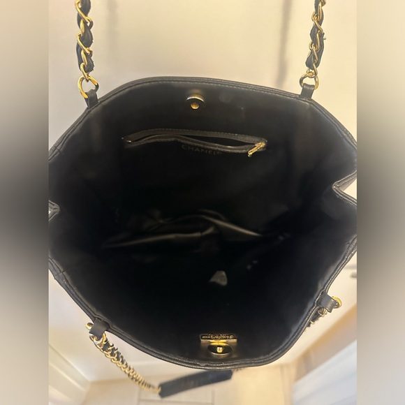 Chanel black leather handbag. Made in Italy. Gold chain. Excellent condition - Picture 6 of 9